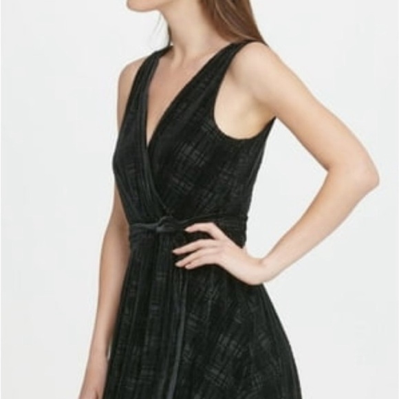 DKNY Rockstar BEST DRESS EVER Black Texture Wrap Dress Size 8 - Picture 2 of 9